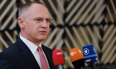 Karner unter Beschuss: BMI zahlt über 100.000 Euro für fragwürdige „Rechtsextremismusberichte“ — Ale_Mi / depositphotos.com