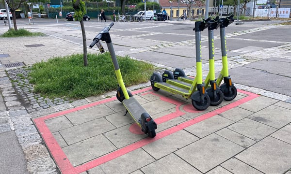 Auf einem E-Roller entdeckt wurde der Syrer auf Grund seines auffälligen Verhaltens (Symbolbild).