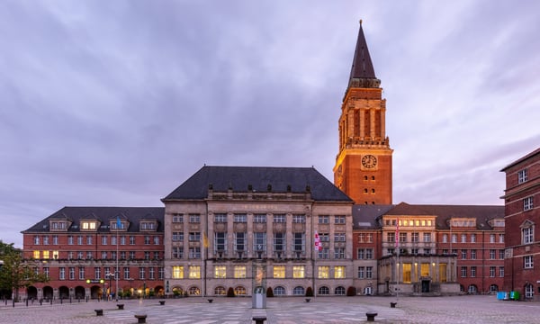 Der Sündenfall geschah im Kieler Rathaus: Ein Antrag der Grünen war nur dank einer Stimme der AfD erfolgreich.