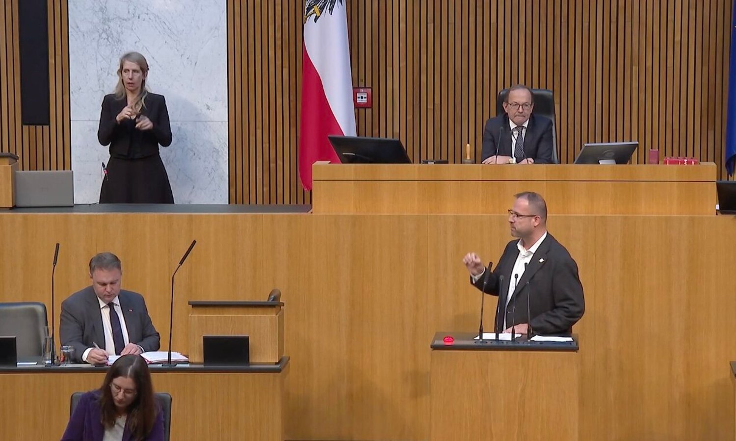 Babler, Hafenecker, Parlament — Screenshot / parlament.gv.at