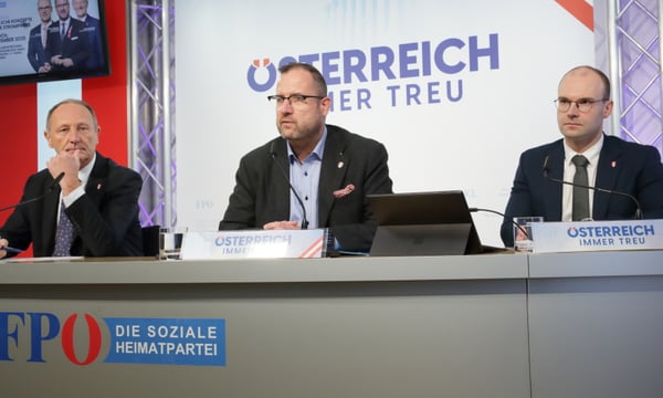 Von links: FPÖ-Energiesprecher Axel Kassegger, FPÖ-Generalsekretär Christian Hafenecker und der stellvertretende freiheitliche Energiesprecher Paul Hammerl erklären vor versammelter Presse ihre Pläne zur Senkung der Energiepreise.
