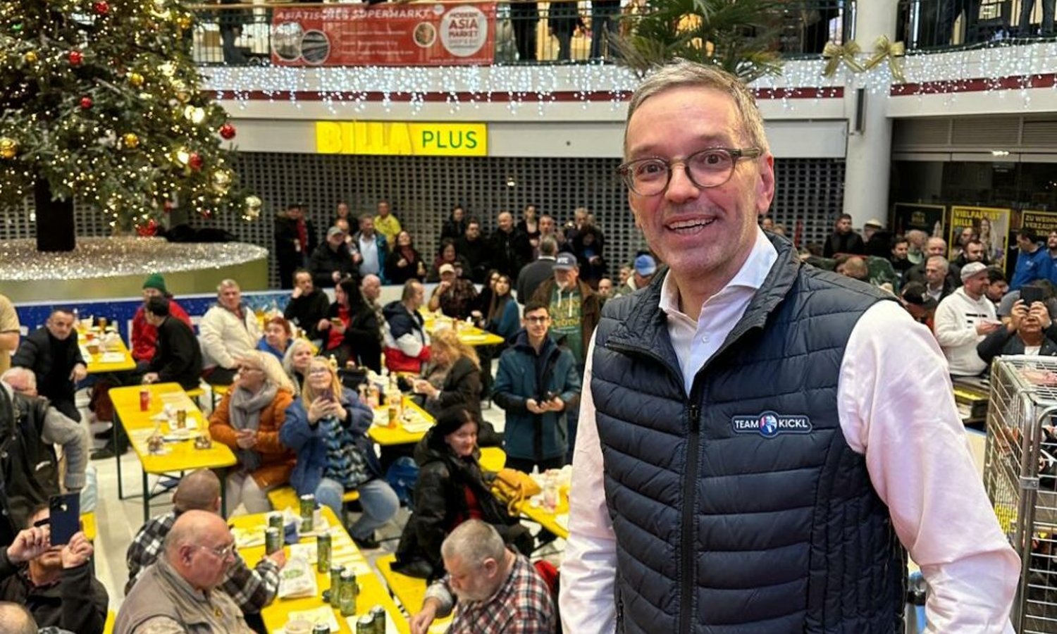 Kickl wieder als "Christkind" in der Lugner City — z.V.g.