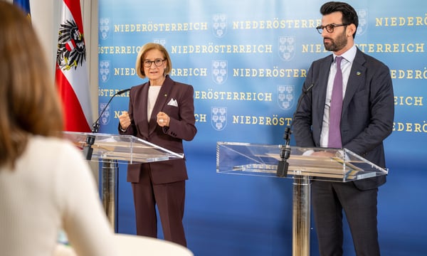 Johanna Mikl-Leitner und Udo Landbauer arbeiten in Niederösterreich „sehr professionell“ zusammen. Davon dürfte die FPÖ aber mehr profitieren als die ÖVP.