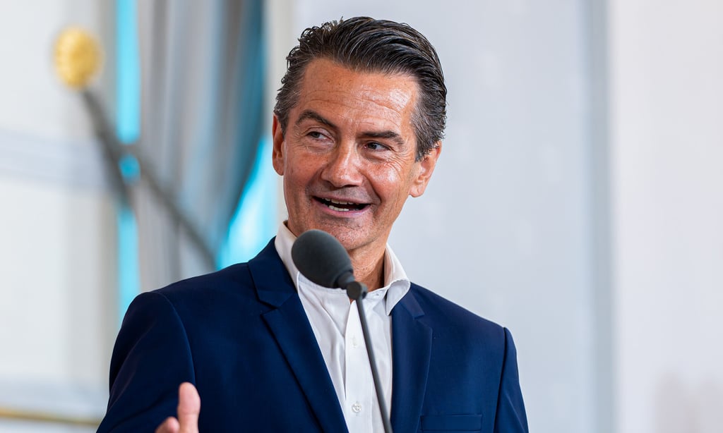 ORF-Generaldirektor Roland Weißmann verdient mit 427.000 Euro brutto pro Jahr sogar mehr als der Bundeskanzler – aber auch die anderen Mitarbeiter des Staatssenders können sich über ihre Gehälter nicht beschweren.