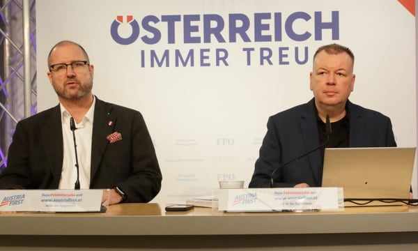 Kommunikationswissenschaftler Stefan Weber (r.) bekam wegen eines vom DÖW fälschlich zugeschriebenen Zitats, das bei einer Pressekonferenz mit FPÖ-Generalsekretär Christian Hafenecker gefallen sein soll, vor Gericht recht. Weil der Verein die zugesprochene Entschädigung bislang nicht bezahlt hat, muss nun das Gericht durchgreifen.