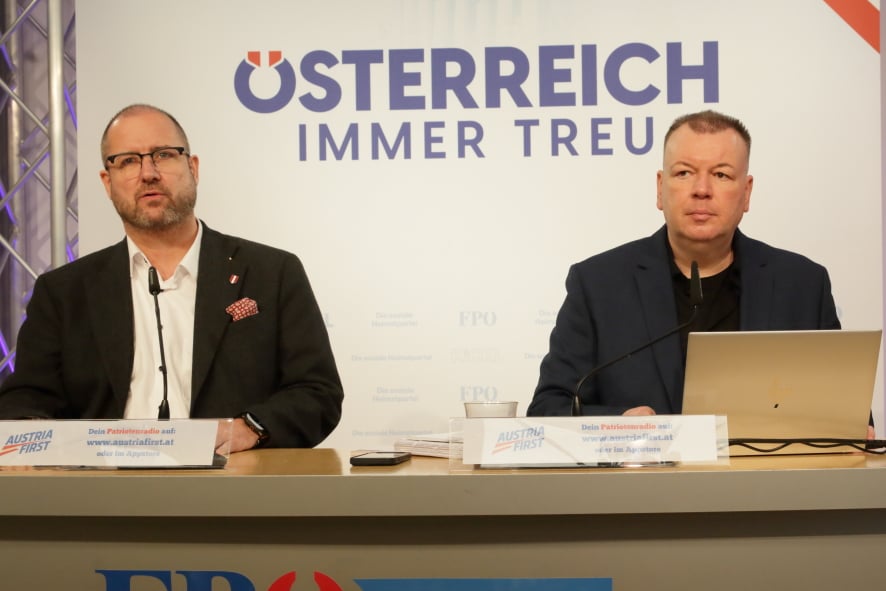 Der Kommunikationswissenschaftler Stefan Weber (r.) soll auf einer Pressekonferenz mit FPÖ-Generalsekretär Christian Hafenecker gesagt haben, dass die Zahl der polizeilichen Anzeigen wegen des Verdachts rechtsextremer Straftaten „für gar nichts“ stehe, „da jeder Hitlergruß schon als rechtsextrem bezeichnet“ werde - für dieses erfundene Zitat wurde das DÖW jetzt (nicht rechtskräftig) verurteilt.
