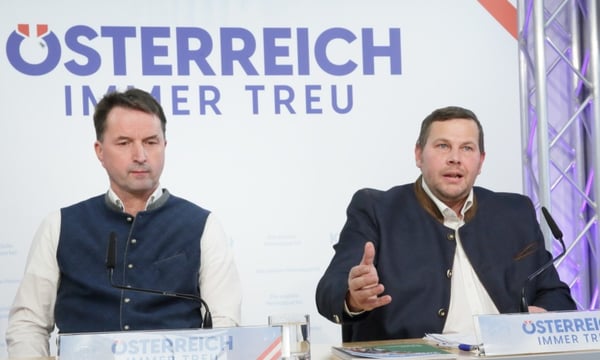 Der freiheitliche Landwirtschaftssprecher Peter Schmiedlechner (re.) und sein Stellvertreter Albert Royer zeigten sich vor versammelter Presse entsetzt über den neuerlichen Umfaller der „Bauernpartei“ ÖVP vor den EU-Eliten.