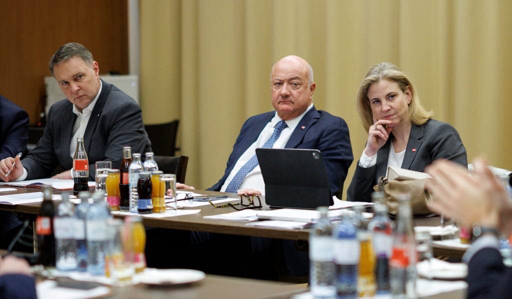 ÖVP-Bundeskanzler Christian Stocker (m.), SPÖ-Vizekanzler Andreas Babler und Neos-Außenministerin Beate Meinl-Reisinger und ihre Regierung bleiben bei den Österreichern unbeliebt.