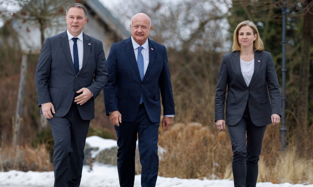 Vizekanzler Andreas Babler (SPÖ), ÖVP-Kanzler Christian Stocker (ÖVP) und Außenministerin Beate Meinl-Reisinger (Neos) marschieren geradewegs in ein noch höheres Budgetdefizit.