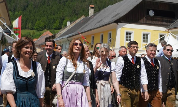EU-Abgeordnete Elisabeth Dieringer, im Bild ganz links beim Kranzlreiten zu Pfingsten in Weitenfels im Gurktal, Bezirk St. Veit an der Glan. Sie möchte Kärntens Gemeinden infrastrukturell stärken und traditionelle Kultur erhalten.