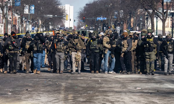 Am 24. Jänner 2026 wurde der linke Aktivist Alex Pretti in der Nicollet Avenue in Minneapolis von Beamten erschossen – und die falschen Darstellungen des Mainstreams gingen um die Welt.