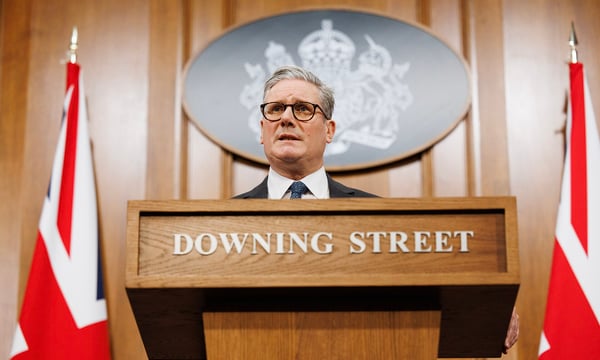 Die „Epstein Files“ könnten dem bisher prominentesten Sozialisten den Kopf kosten. Der britische Premierminister Keir Starmer soll vor dem Aus stehen.