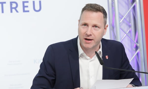 FPÖ-Generalsekretär Michael Schnedlitz hält nichts von Waffenverbotszonen und fordert ÖVP-Innenminister Gerhard Karner zum Rücktritt auf.