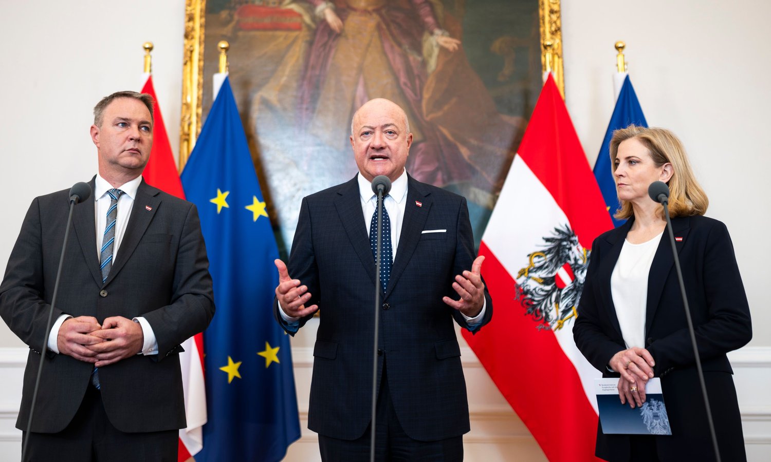 Christian Stocker (m.), Vizekanzler Andreas Babler (l.) und Auﬂenministerin Beate Meinl-Reisinger (r.) — BKA/Christopher Dunker