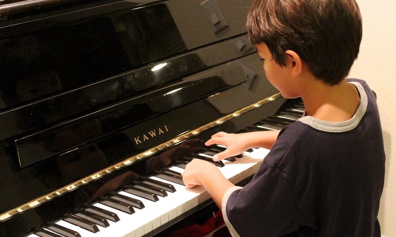 Kind am Klavier