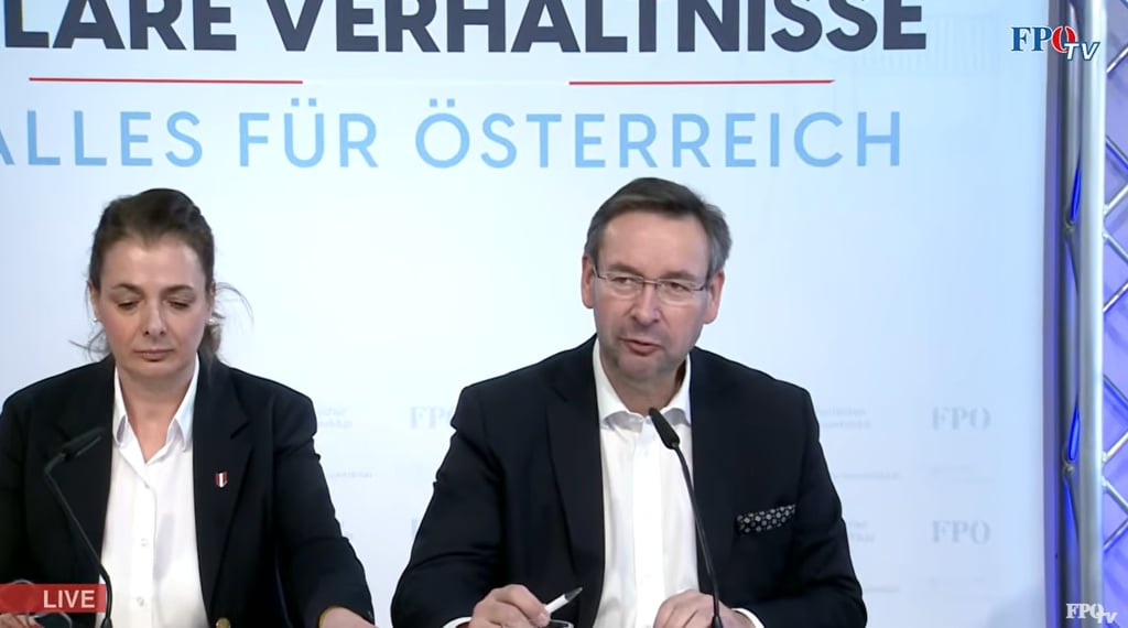 FPÖ-Bildungssprecher Hermann Brückl und die Nationalratsabgeordnete Katayun Pracher-Hilander warnten vor einer „intellektuellen Entwaffnung“ der Jugend.