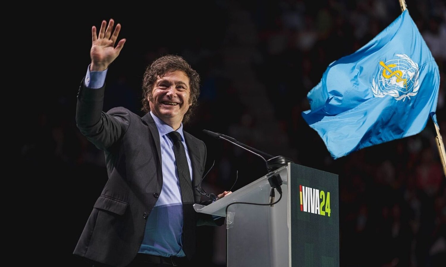 Javier Milei und WHO-Fahne — Vox España / Wikimedia CC0 1.0 / United States Mission Geneva / Wikimedia CC BY 2.0