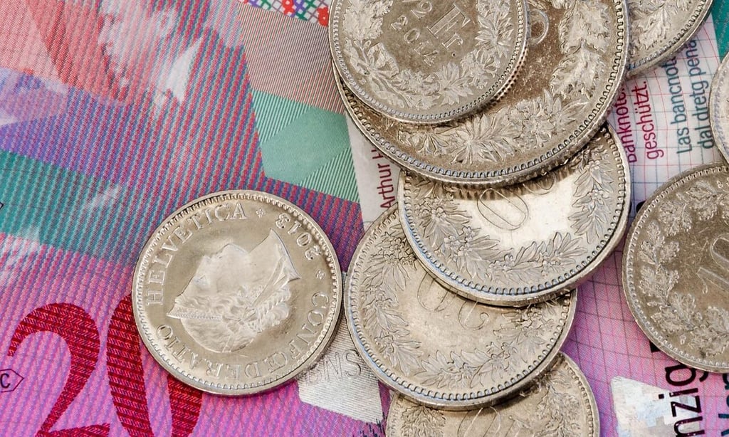 In der Schweiz wird am 8. März 2026 über eine Initiative abgestimmt, die Bargeld und den Schweizer Franken ausdrücklich in der Verfassung verankern will.