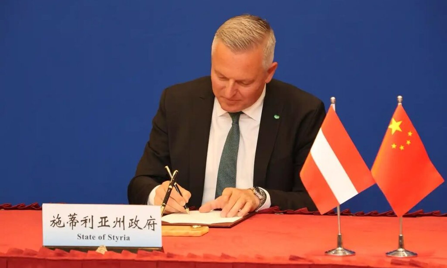 Mario Kunasek in China — Screenshot / Facebook