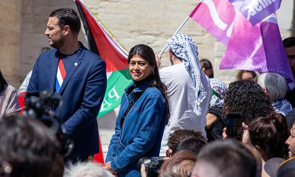 Die EU-Abgeordnete der Linken, Rima Hassan, wurde festgenommen und inhaftiert. Behörden hegten den Verdacht, ein Beitrag von ihr auf X unterstütze Terrorismus.