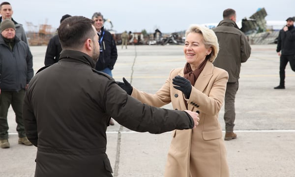 Die Ukraine unter Präsident Wolodymyr Selenskyj (links neben EU-Kommissionspräsidentin Ursula von der Leyen) hält an ihrem ambitionierten Ziel fest, bis 2027 der Europäischen Union beizutreten.