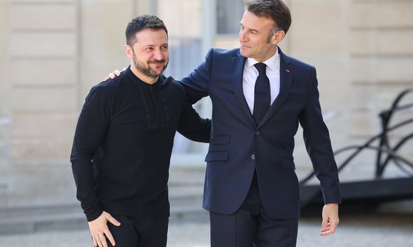 Der französische Präsident Emmanuel Macron (r.) drängt auf einen „präzisen Kalender“ für den EU-Beitritt der Ukraine unter Präsident Wolodymyr Selenskyj, um die Verhandlungen zu beschleunigen