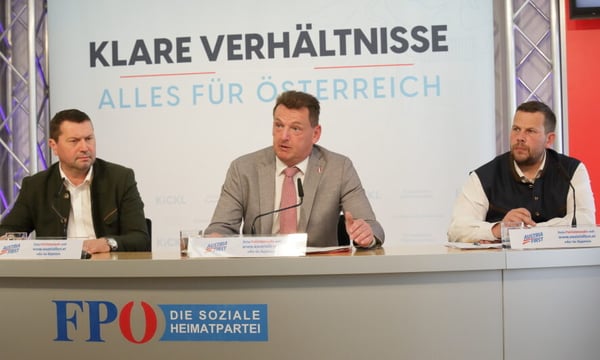 Arthur Kroismayr (OÖ Bauern), KMU-Sprecher Michael Fürtbauer und FPÖ-Landwirtschaftssprecher Peter Schmiedlechner bei der Pressekonferenz in Wien.