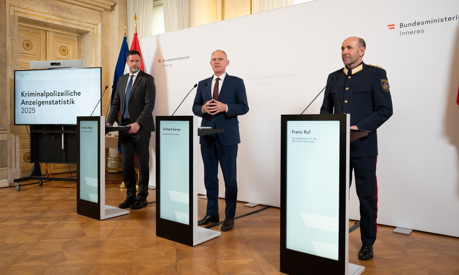 Hälfte der Tatverdächtigen waren 2025 Ausländer — BMI/Jürgen Makowecz
