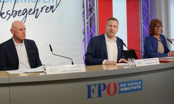 Initiator Friedrich Kinzlbauer (l.), FPÖ-Generalsekretär Michael Schnedlitz und die freiheitliche Seniorensprecherin Andrea Michaela Schartel stellten das neue „Pensionisten-Volksbegehren“ vor.