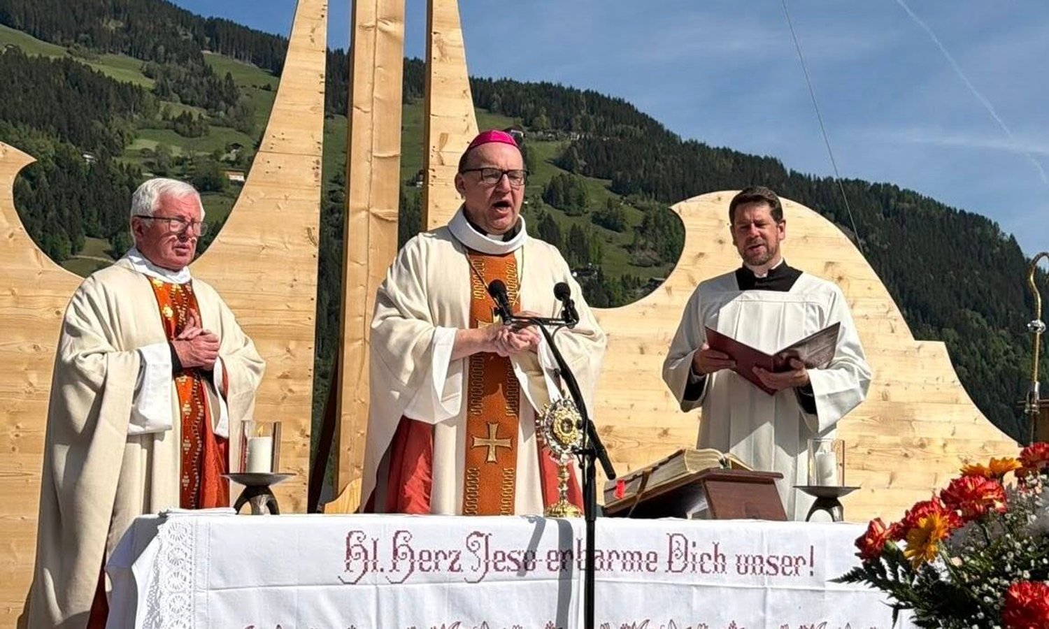 Bischof Hermann Glettler beim Gauder Fest — Screenshot / Facebook