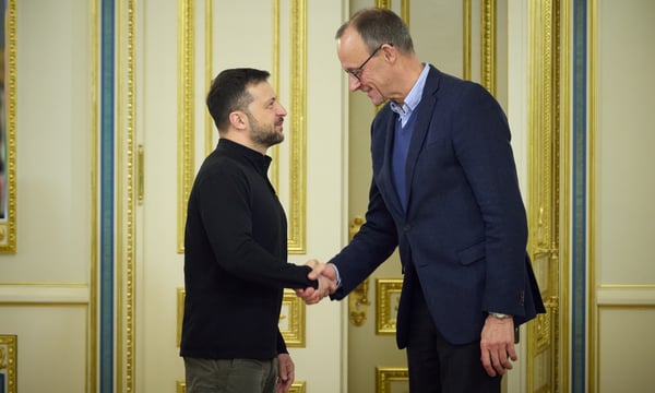 Der deutsche Kanzler Friedrich Merz (r.) hatte dem ukrainischen Präsidenten Wolodymyr Selenskyj eine assoziierte EU-Mitgliedschaft der Ukraine angeboten, doch in Kiew will man sich damit nicht zufrieden geben.