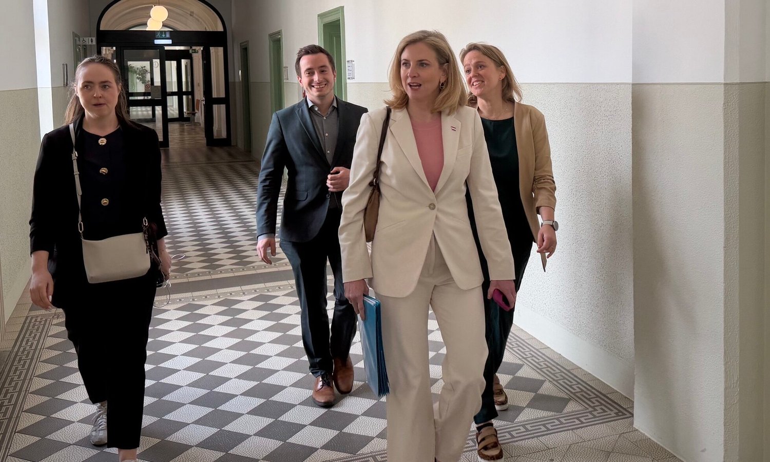 Beate Meinl-Reisinger bei Gericht — unzensuriert