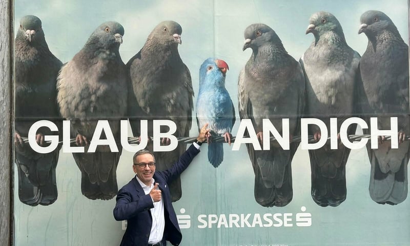Kickl vor Erste Bank Plakat