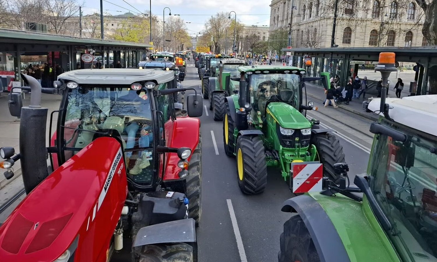 Demo mit Traktoren — unzensuriert