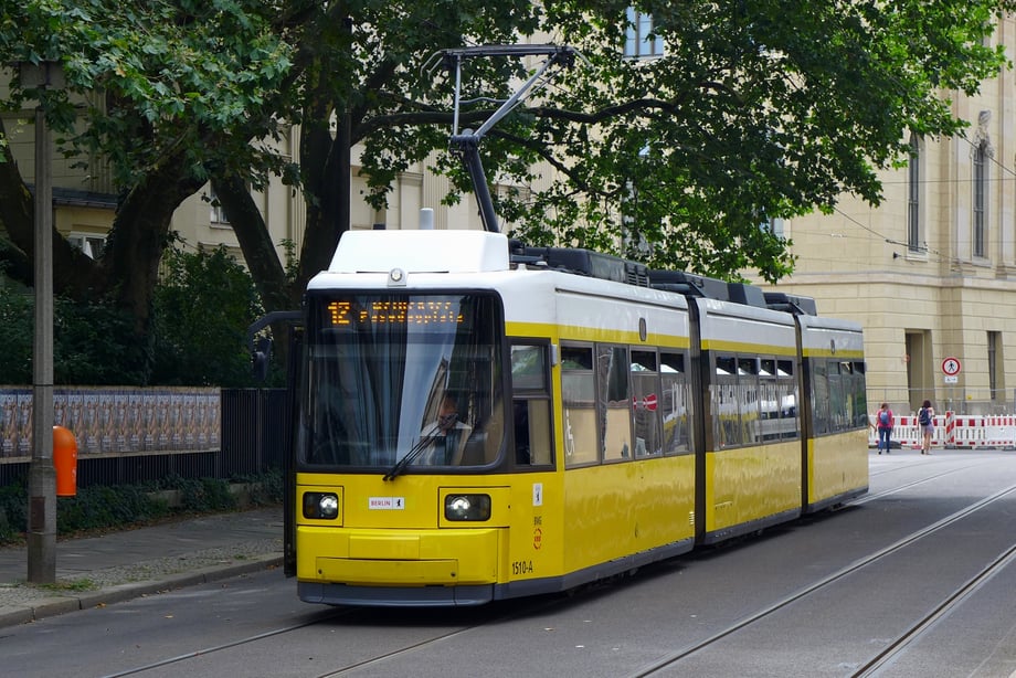 Die Altparteien haben einen Teil der Dorotheenstraße zwischen Wilhelmstraße im Osten und Ebertstraße im Westen umbenannt. Angeblich wollen sie damit etwas zu Ehren der Juden tun.