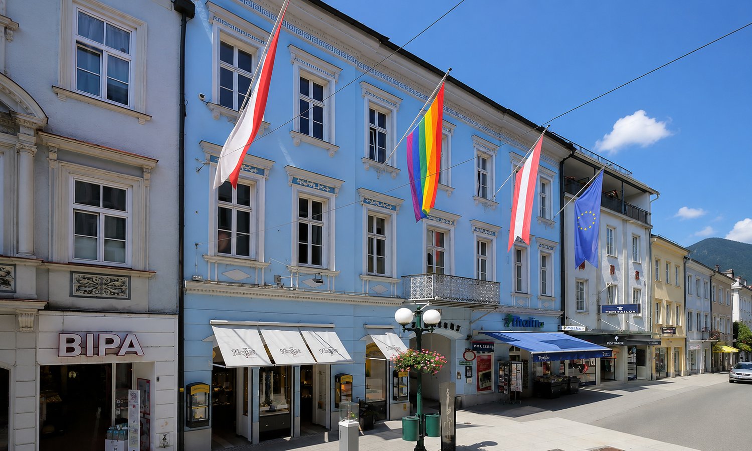 Neuer Streit um Homo-Flagge an Rathaus — C.Stadler/Bwag / wikimediacommons.org (CC-BY-SA-4.0.), bearbeitet