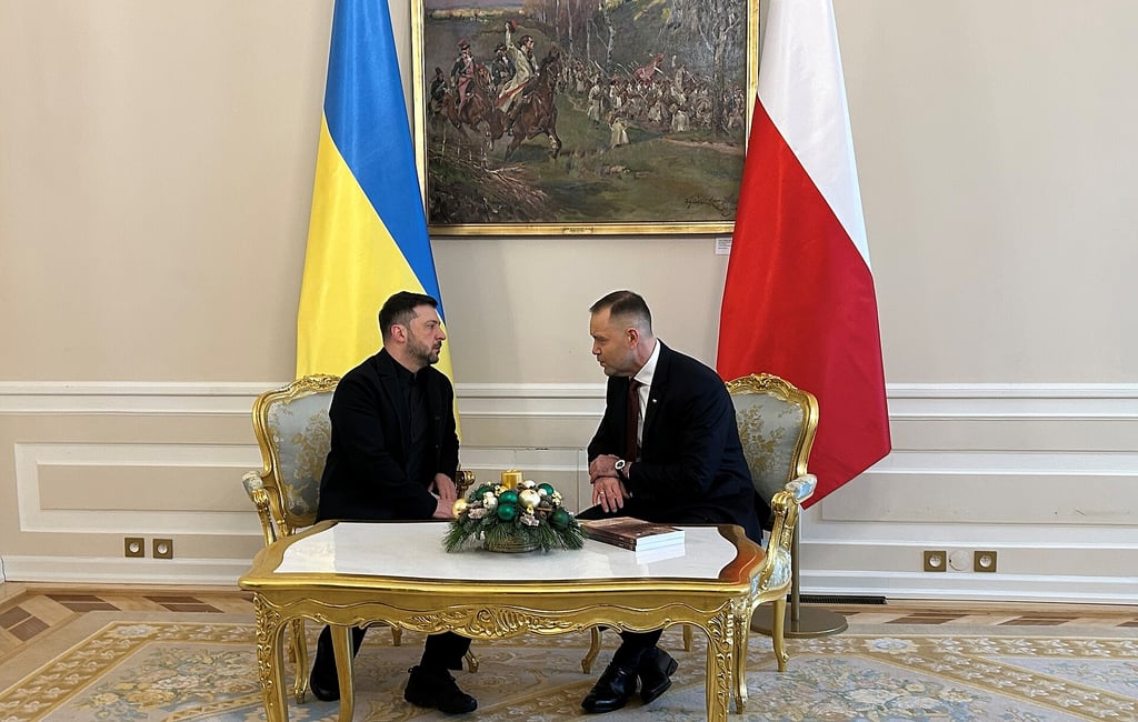 Der ukrainische Präsident Wolodymyr Selenskyj (l.) gerät wegen der Erinnerungspolitik rund um die Massaker an polnischen Zivilisten in Konflikt mit dem Nachbarland Polen und dessen Präsidenten Karol Nawrocki.