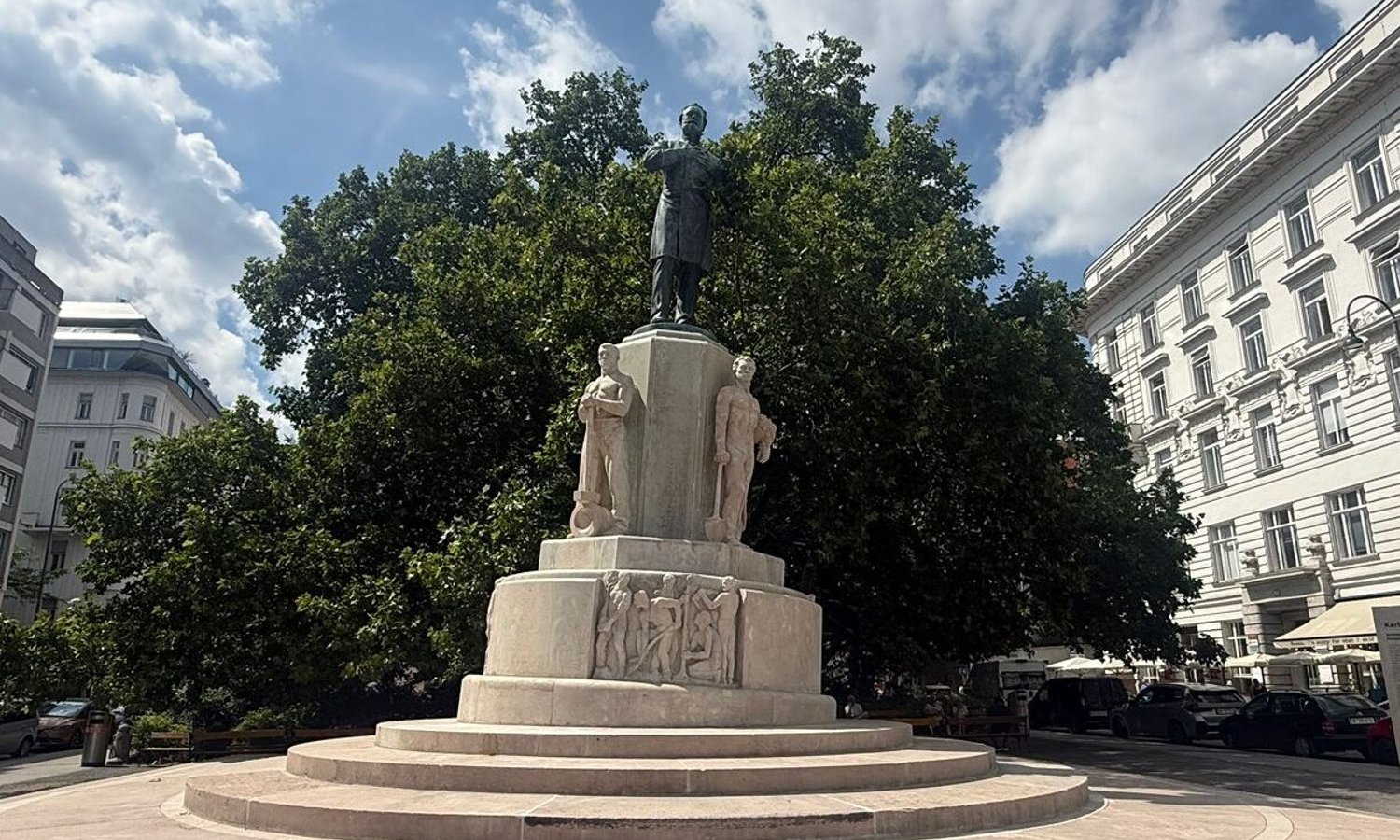 Karl-Lueger-Statue schief — unzensuriert