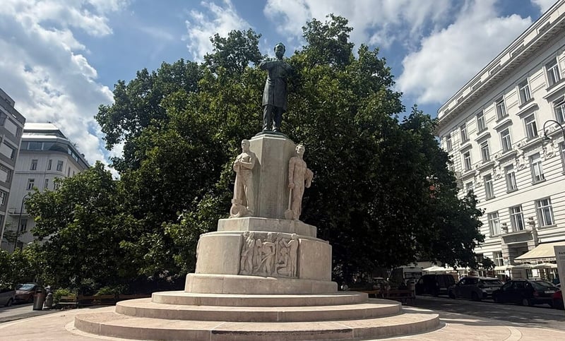Karl-Lueger-Statue schief