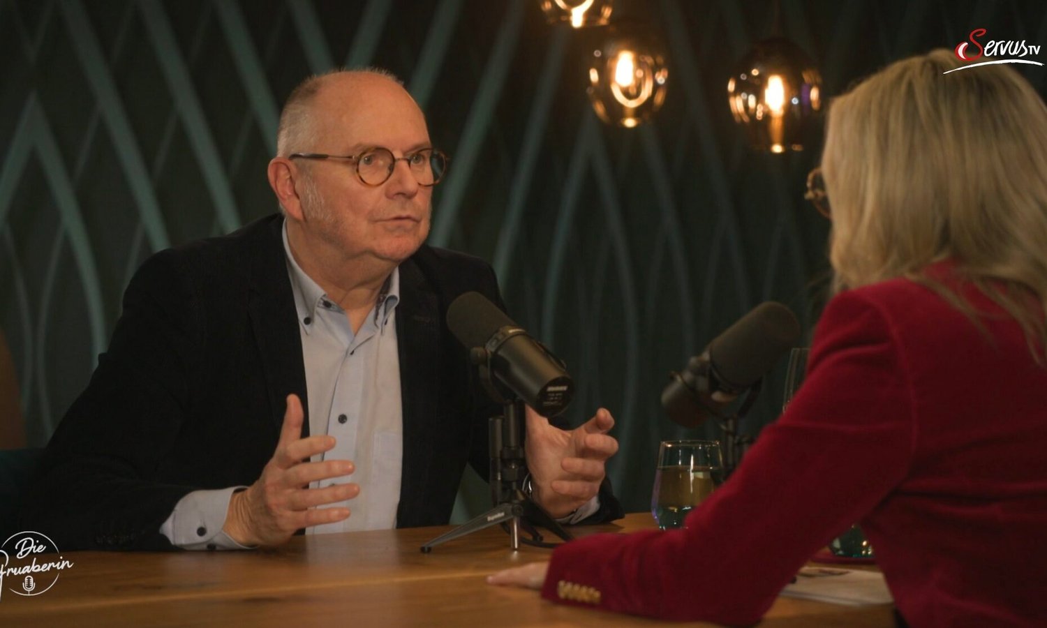 Ferdinand Wegscheider und Monika Gruber — Screenshot / Servus TV