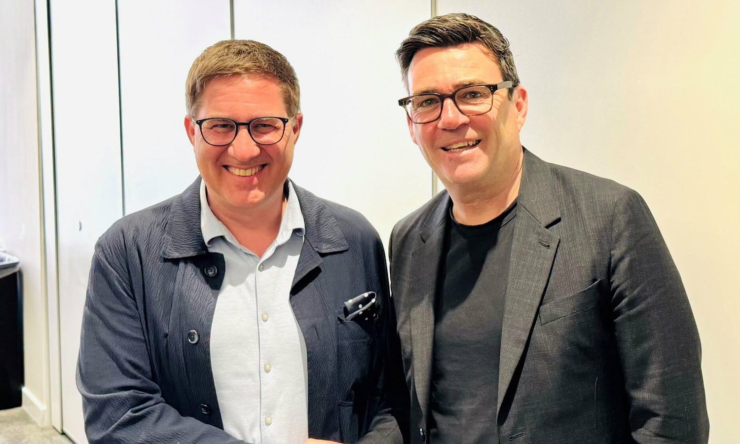 Andreas Rabl und Andy Burnham — Screenshot / Facebook