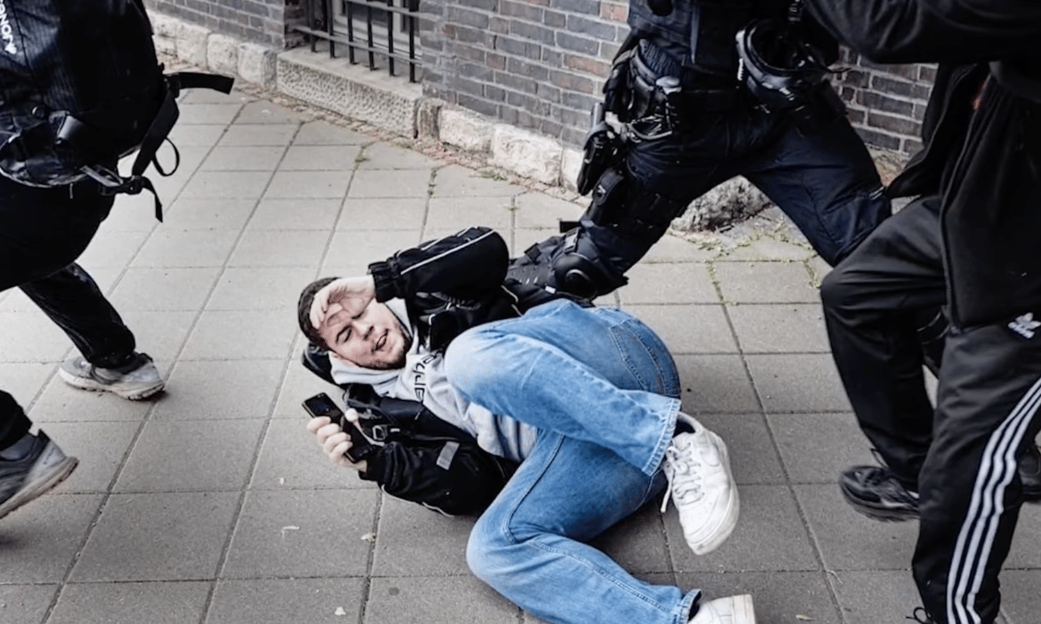 "Antifa" jagt und tritt kritische Journalisten — Screenshot / Nius