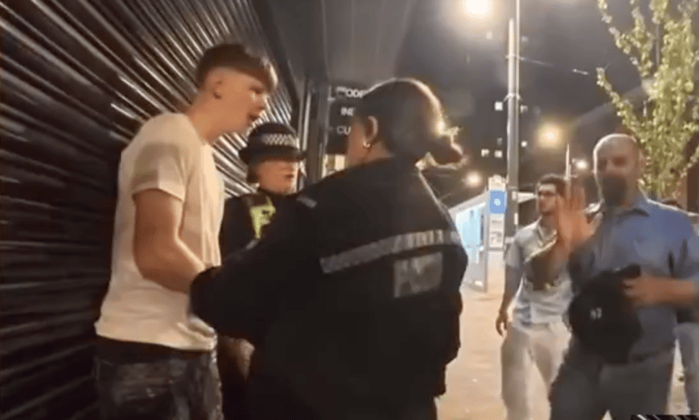Drei Schwarze gegen einen Weißen: Polizei in Birmingham verhaftet das Opfer statt die Täter — Screenshot/ X