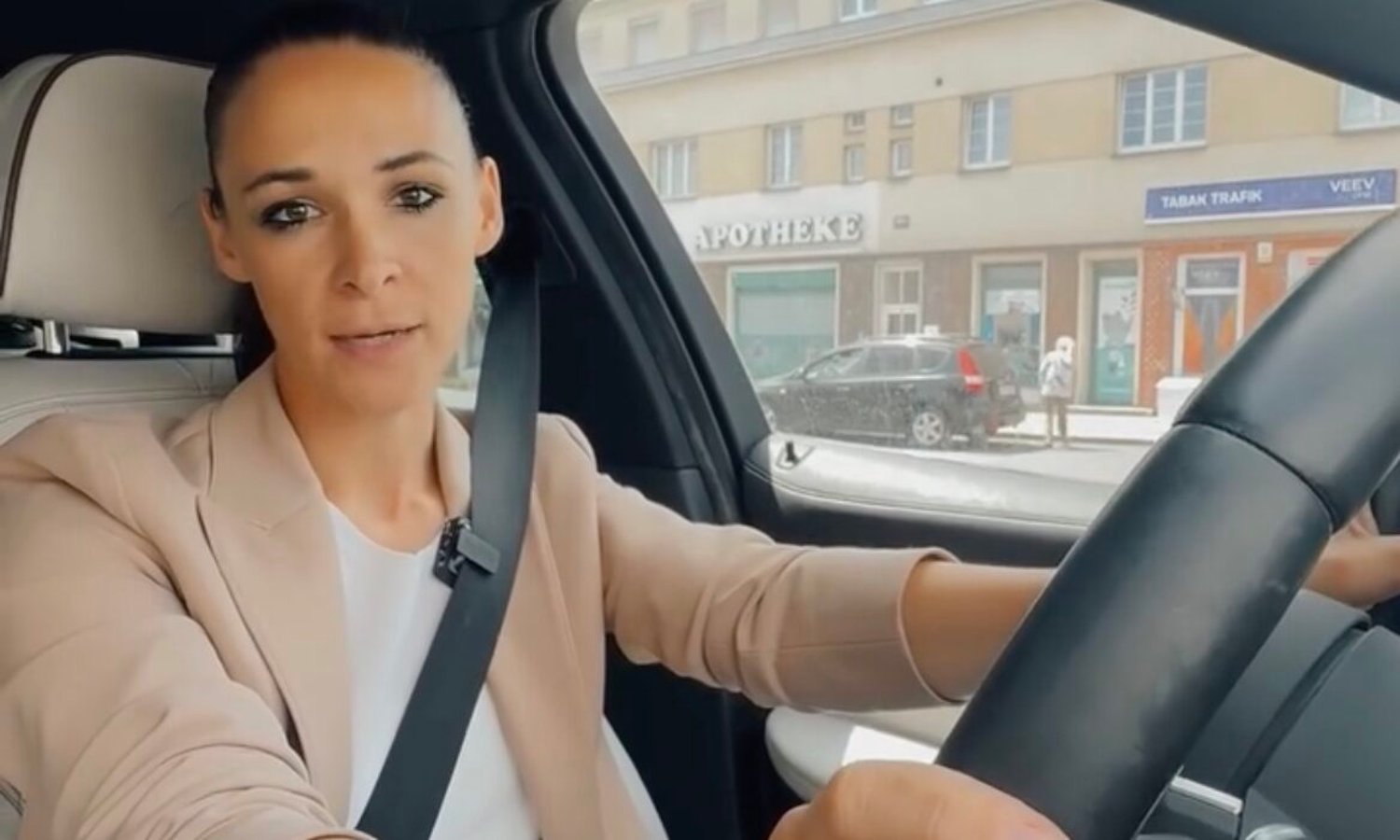 Lisa Schuch-Gubik im Autos — Screenshot / Facebook