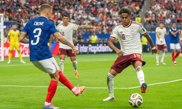 Frankreich scheidet im WM-Halbfinale aus und sofort hetzt der antiweiße Mob gegen Lucas Digne (l.), der mit einem versehentlichen Tritt gegen den Spanier Lamine Yamal zum WM-Aus der Franzosen beitrug.
