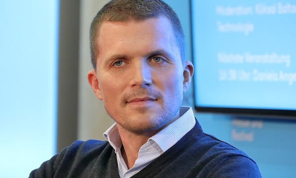 Markus Gstöttner darf sich nicht nur über den Posten des ÖVP-Generalsekretärs freuen, schon vorher hatte ihm Parteichef und Kanzler Christian Stocker eine gut bezahlte Stelle verschafft.