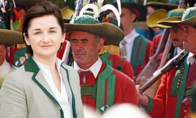Marlene Svazek und Tiroler Schützen — rottonara / pixabay.com / Land Salzburg