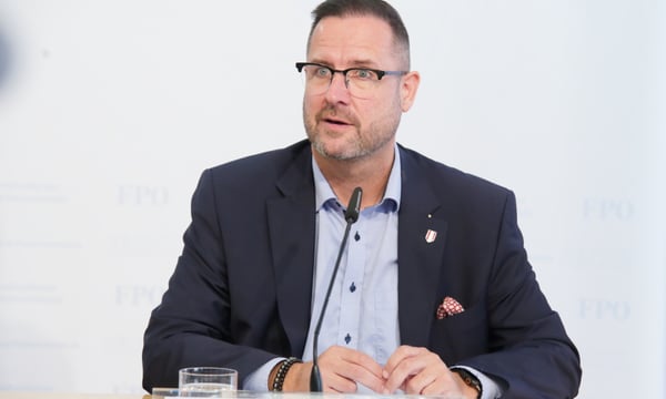 FPÖ-Generalsekretär Christian Hafenecker sieht in der Verweigerung des Innenministeriums, die Rohdaten freizugeben, ein Kalkül, um Zahlen künstlich aufzupolieren.