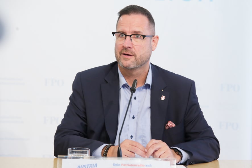 FPÖ-Generalsekretär Hafenecker fordert die Ausrufung des Migrationsnotstands und konsequente Remigration.
