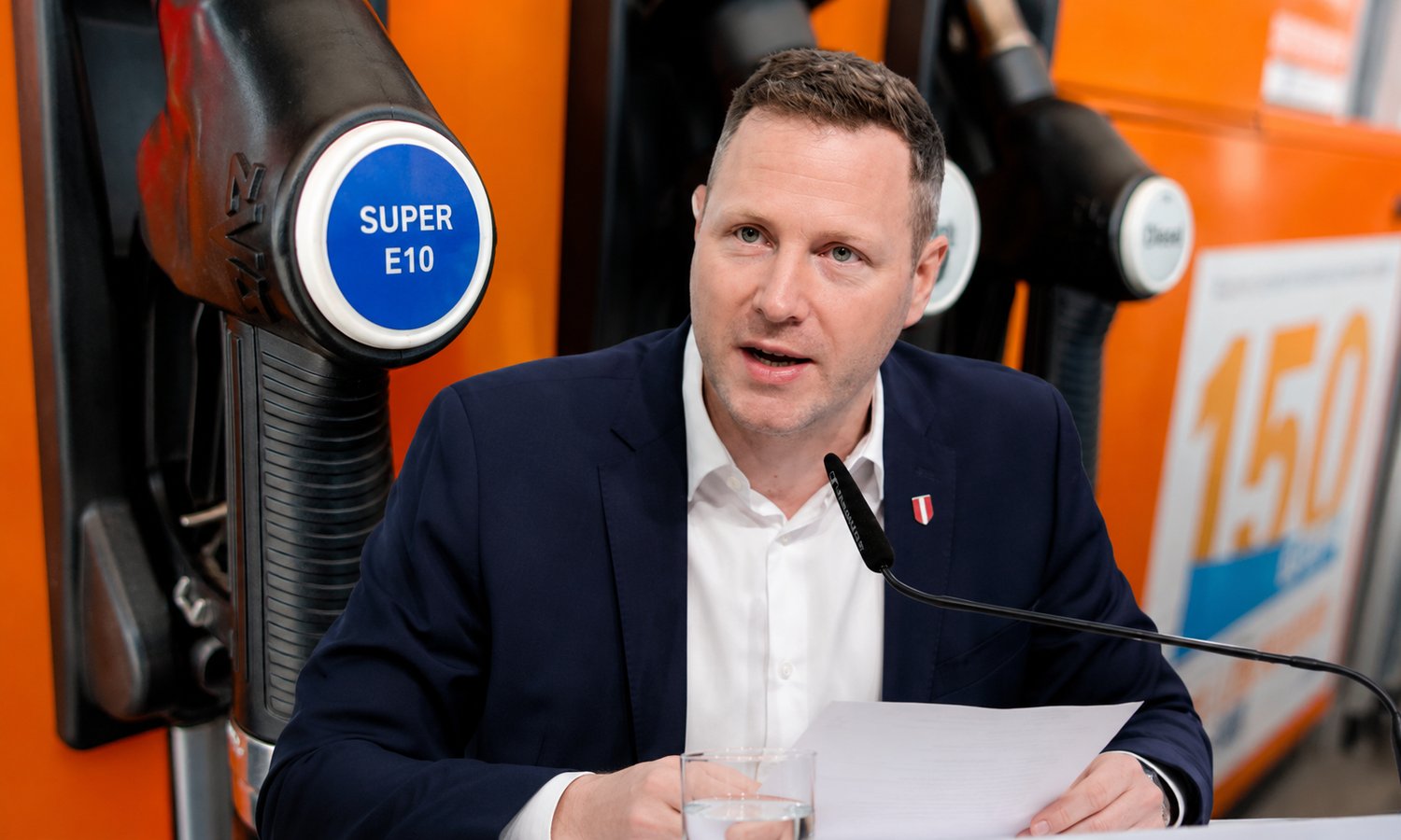 Spritpreise wieder über zwei Euro: FPÖ rechnet ab — superanton/pixabay.com / Andreas Rutinnger/FPÖ